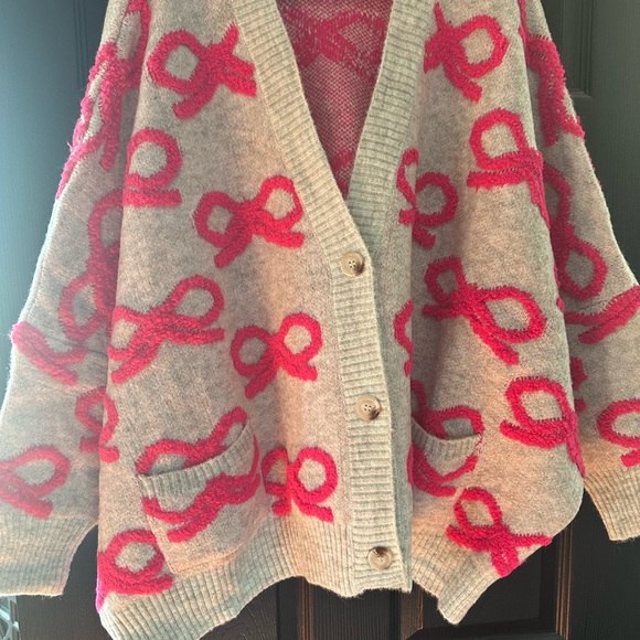 Cozy Oversized Ash Gray and Pink Bow Sweater - Picture 4 of 6